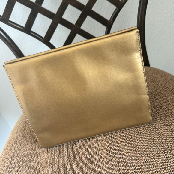 Salvatoree Ferragamo 2 way may gold evening bag. - Picture 11 of 14